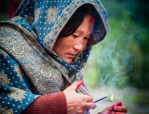 Népal-portrait femme encens