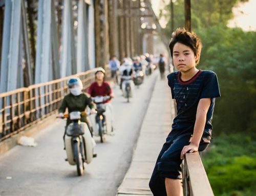 Vietnam-garçon assis sur pont