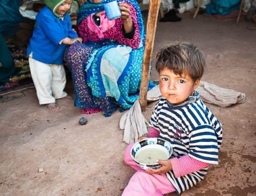Maroc-enfant dans tente
