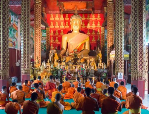 Laos-moines priant ds temple